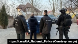 Reținerea unuia dintre cei trei cetățeni moldoveni suspectați că au luptat ca mercenari de partea forțelor rusești în Ucraina. 