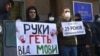 Під час однієї з акцій проти проєкту так званого «мовного закону Ківалова-Колесніченка», які передували «Мовному майдану». Київ, 24 травня 2012 року 