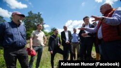 Liderul UDMR, Kelemen Hunor, și președintele României, Nicușor Dan, primesc explicații în zona inundată Praid.