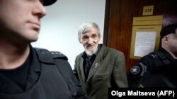 Istoricul rus, Iuri Dmitriev, este acuzat că deținea materiale pornografice cu fiica lui vitregă. Dmitriev, care este și directorul regional al Centrului Memorial pentru Drepturile Omului, neagă acuzațiile. Kremlinul a devenit tot mai preocupat în ultimul timp de vocile opozante.