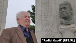 Масуд Турсунзаде у бюста своего отца