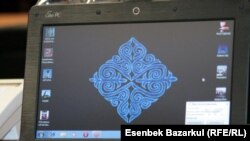 ЕҚЫҰ саммиті кезінде журналистер отыратын жердегі нетбук. Астана, 1 желтоқсан 2010 жыл. Көрнекі сурет