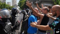 Belgrădenii reacționează la momentul în care poliția sârbă a ridicat blocada stradală pe 30 iunie.