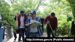 Российский экс-сенатор от Крыма Сергей Цеков во время субботника в Ливадийском парке в Ялте, 17 мая 2025 года