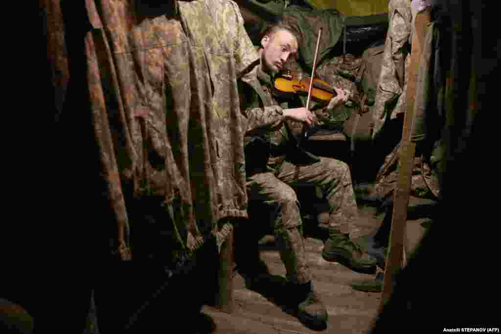 Ukrajinski vojnik svira violinu na prvoj liniji fronta u blizini Horlivke u decembru 2020. Stepanov za RSE kaže da je fotografisanje u veoma opasnim uslovima "poput građanske dužnosti ili slično". "Možda zvuči pretjerano, ali ja to tako pokušavam predstaviti. Ljudi žive u zemlji koja izgleda kao da je mirna, ali pitanje - hoće li se linija fronta dalje micati ili ne - visi o koncu. Sve se može dogoditi u tren oka."