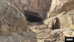 محوطه بیرونی غار قمری