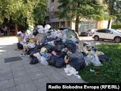 Dio mostarskih ulica i dalje zatrpan smećem, 17. septembar 2025. godine