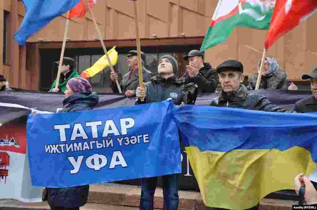 Украина байрагы. Чарада шулай ук "Слава Украине" дип кычкыручы булды. Халык аңа &nbsp;"Героям Слава" дип җавап кайтарды. 