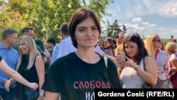 Nikolina Sinđelić, studentkinja završne godine Fakulteta političkih nauka, na protestu u Beogradu "Sve smo mi Nikolina", 19. avgusta 2025.