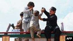 کودکان مهاجر افغان در حال برگشت از پاکستان به افغانستان