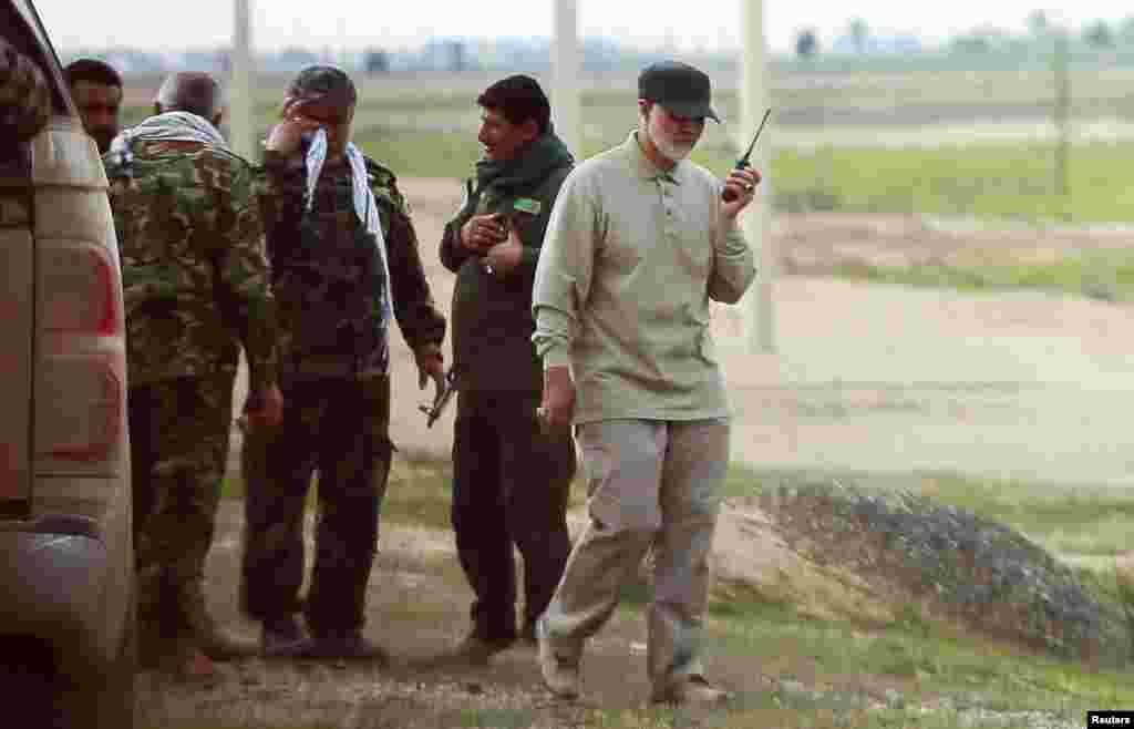 Несмотря на политическое противостояние, у США и Ирана в регионе был и есть один общий враг &ndash; террористическая группировка, так называемое "Исламское государство". На фотографии 2015 года Сулеймани командует операцией проиранской вооруженной группы в иракской провинции Салах-эд-Дин против бойцов ИГИЛ.&nbsp;