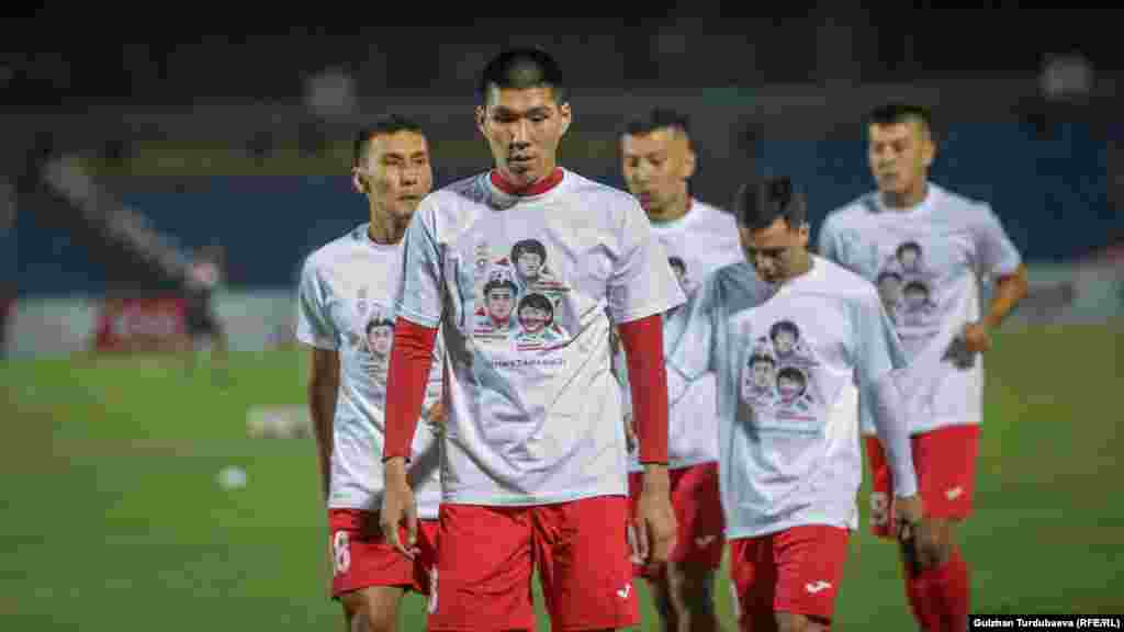 "Биз Олимпиада оюндарынын катышуучулары менен сыймыктанабыз жана аларга мекенибиз - Кыргызстанды эл аралык аренада бийик деңгээлде көрсөткөнү үчүн ыраазычылыгыбызды билдиребиз", - деп жазылган Кыргызстандын футбол бирлиги уюму тараткан билдирүүдө.