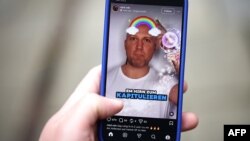 ماکس دمج که در اینستاگرام نیز طرفداران متوسطی دارد، در تیک‌تاک ترانه‌هایی درباره غزه هم به اشتراک می‌گذارد 