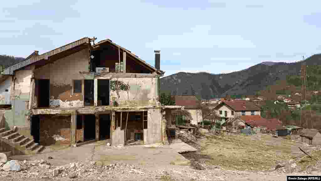 Na fasadama pojedinih kuća je vidljiv trag mulja koji pokazuje do kojeg nivoa su kuće bile zatrpane odronom. Prizemlje i prvi sprat ove kuće su bili ispod zemlje i kamena.