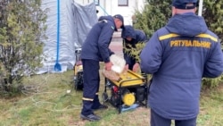 Люди готують їжу у дворі на вогнищі: через атаку РФ Славутич вже добу без світла (відео)