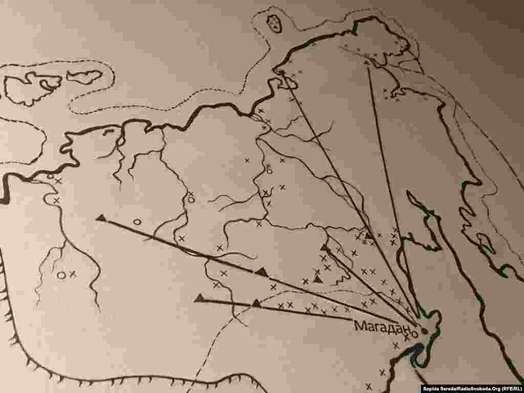 Фрагмент карти таборів ГУЛАГу. Чимало засуджених відправляли до Магадану (Росія).&nbsp;Значна частина робіт з розбудови цього міста здійснювалася саме завдяки важкій праці політичних в'язнів, які тисячами засилалися з усього СРСР до Магаданської області