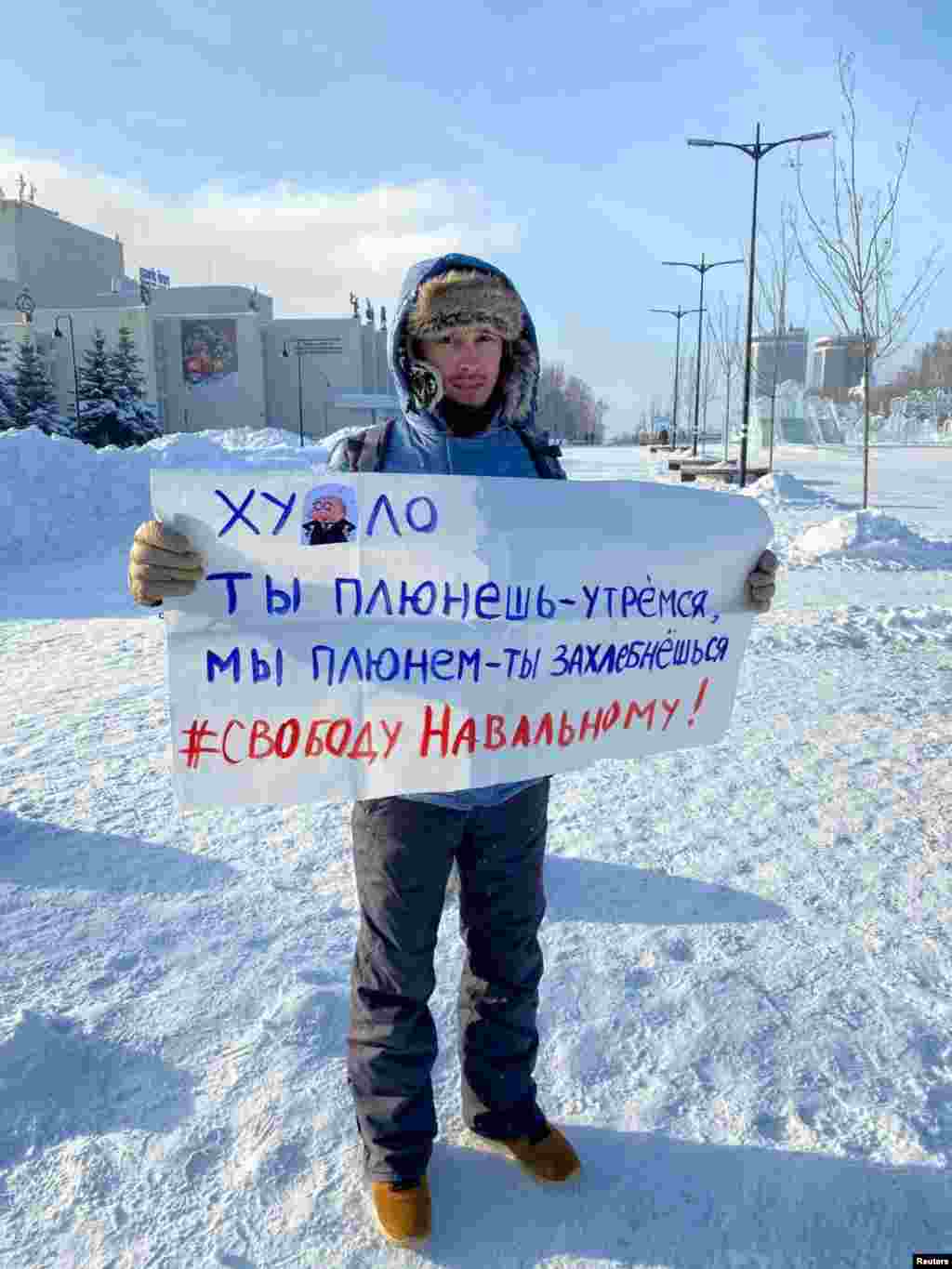 Izhevsk: "(Putin), you spit, we wipe it off. We spit and you will drown. Freedom for Navalny!"