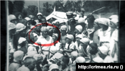 Крым. Лагерь «Артек», 1925 год. Пионеры и вожатые. В центре Зиновий Соловьев – руководитель отдела здравоохранения НКВД и руководитель военно-санитарного управления Красной Армии