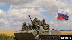 تعدادی از سربازان روسی در یکی از مناطق اشغال شده در اوکراین 