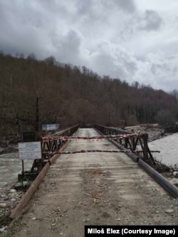 Uništen most koji povezuje selo Izgori u blizini kojeg se grade male hidrocentrale.