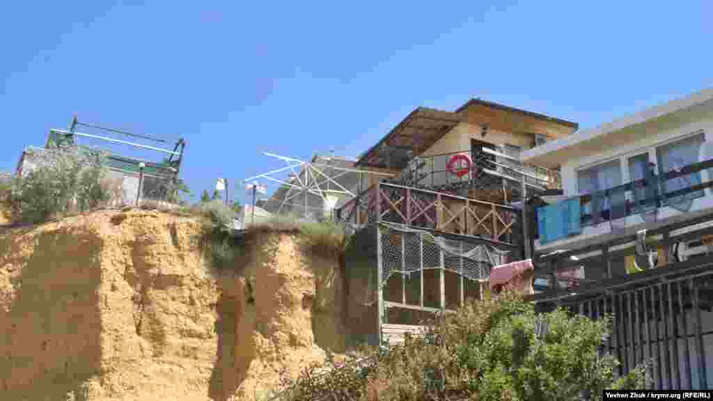 В последние десятилетия, благодаря удобному расположению, Любимовка получила новое развитие &ndash; в округе выросли новые пансионаты и дома отдыха, а местное население активно сдает жилплощадь внаем отдыхающим.&nbsp; На курортные будни поселка можно посмотреть в фотогалерее