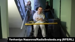 У Запоріжжі для ветерана Юрія Улітенка в будинку, де він мешкає, встановили підйомник, щоб він міг виїздити на вулицю 