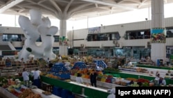 Aşgabadyň Gülüstan bazaryndan bir pursat. Aprel, 2022 ý. 