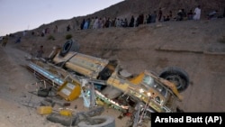 دا انځور د ۲۰۲۴ز کال د اکتوبر پر درېیمه له کوټې سره نېږدې د ټرافیکي پېښې ښکار شوي بس دی.