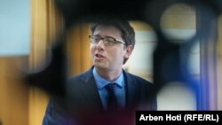 Hekuran Murati në hollin e Kuvendit. Fotografi nga arkivi.