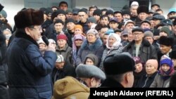 Өкмөт башчы чек арадагы эл менен жолугушууда. Баткен, 28-январь, 2014.