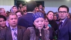 Астана қаласының әкімі Бақыт Сұлтановқа сұрақ қоюға шыққан тұрғындар. "Астана" концерт залы, 20 ақпан 2019 жыл.