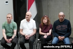 Вызваленыя палітвязьні на прэс-канфэрэнцыі, зьлева направа: Кірыла Балахонаў, Сяргей Шэлег, Натальля Дуліна, Ігар Карней