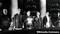 Суд в «Шахтинском деле»: коллегию возглавлял юрист Андрей Вышинский, участник сталинских репрессий, в будущем прокурор СССР и представитель СССР в ООН. Обвинителями были Николай Крыленко и Григорий Рогинский, оба репрессированы по контрреволюционным статьям уже в 1938 году