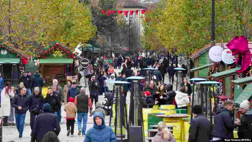 Qytetarë të shumtë në sheshet e Prishtinës në 113-vjetorin e pavarësisë së Shqipërisë. 