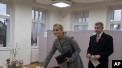 Politicianul ceh Andrej Babiš votând cu soția la alegerile prezidențiale din ianuarie 2023, pe care le-a pierdut, obținând în turul decisiv numai 41% din voturi. În străinătate a primit, procentual, de vreo zece ori mai puțin. (AP Photo/Marko Drobnjakovic)