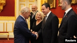 Британскиот крал Чарлс го поздравува вршителот на должноста премиер на Косово, Албин Курти, Лондон, Велика Британија, 21 октомври 2025 година