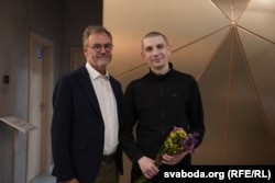 Прэзыдэнт РСЭ/РС Стывэн Капус і журналіст Свабоды Ігар Лосік пасьля вызваленьня. Вільня, 11 верасьня 2025