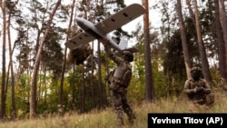 Украинские военнослужащие готовятся к запуску беспилотника Avenger в Харьковской области, 24 сентября 2025 года. Иллюстративное фото