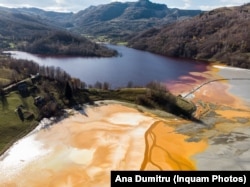 Iazurile de steril din jurul exploatărilor de cupru stârnesc de mult timp îngrijorare. Imagine cu lacul de depozitare de la Geamăna, de lângă cariera de la Roșia-Poieni, Alba.