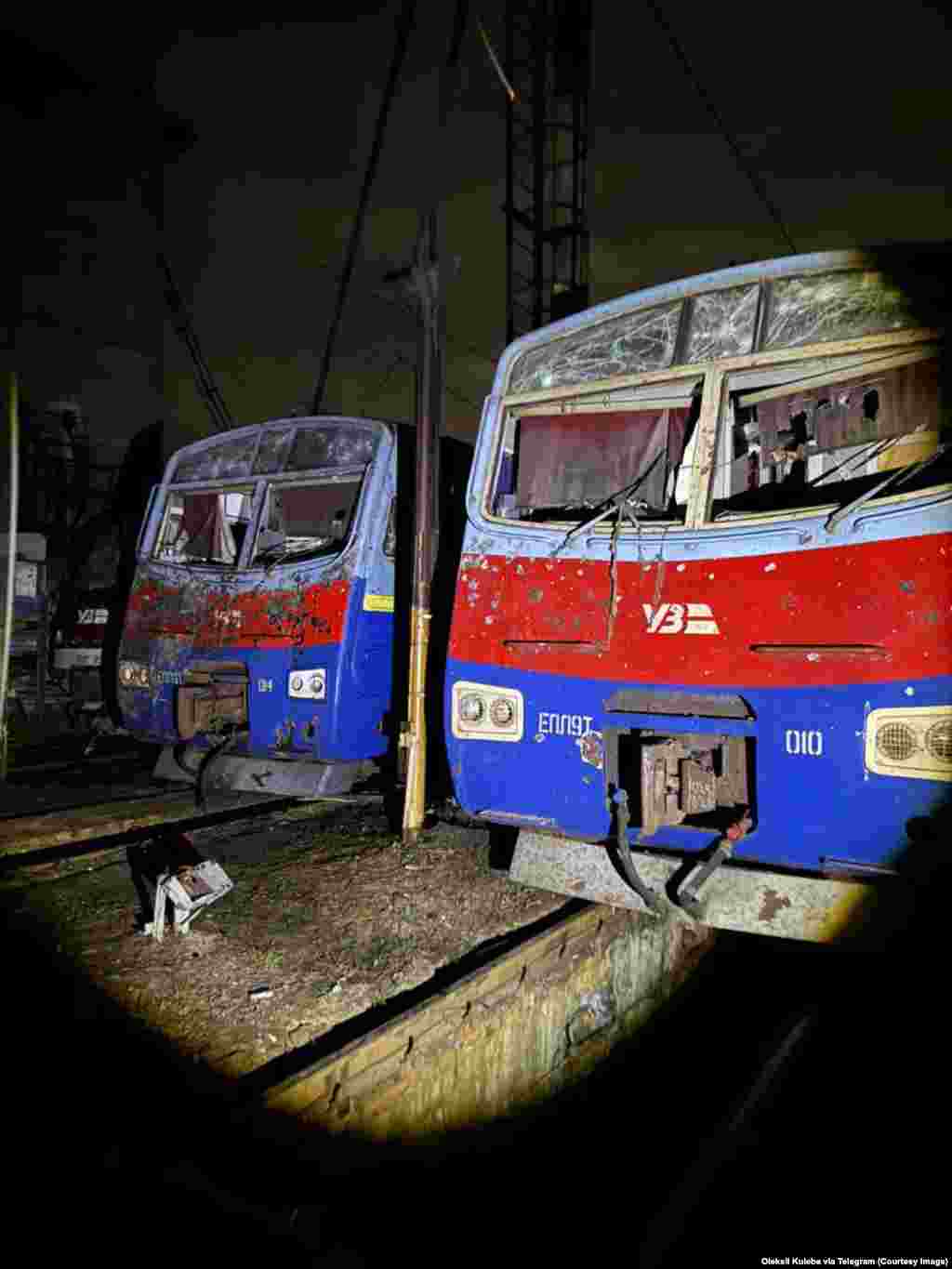 Локомотиви во Полтава, централна Украина, по ноќниот руски напад врз железничка станица, 7 октомври. Рускиот напад е најновиот во серијата напади насочени кон украинската железничка инфраструктура.