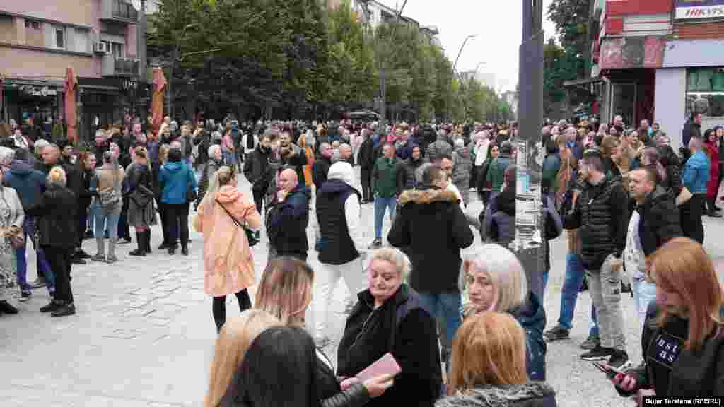 Nga qendra e Mitrovicës së Veriut, qytetarët - së bashku me zyrtarë të Listës Serbe - kanë shkuar kolektivisht për të votuar.Edhe më herët ka qenë praktikë që punonjësit në institucionet e Serbisë në Kosovë, të votojnë në mënyrë kolektive.