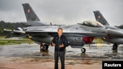 Premijer Donald Tusk 11. septembra stoji ispred poljskih borbenih aviona F-16 na pres-konferenciji o prijetnji koju predstavljaju ruski dronovi.