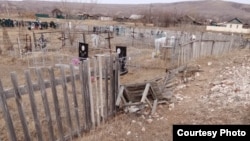 Разрушенное затоплениями кладбище у села Михайловка