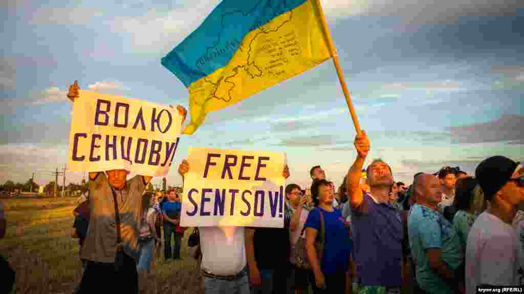 68-й день голодовки. Лозунги #FreeSentsov мелькали на концерте группы &laquo;Бумбокс&raquo;, которая выступила на административной границе с Крымом.