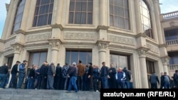 Վարդան Ղուկասյանի աջակիցները Գյումրիի քաղաքապետարանի մոտ, 20-ը հոկտեմբերի, 2025թ.