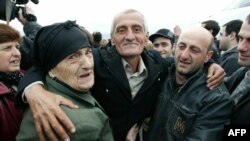 ტყვეობიდან გათავისუფლებულ ქართველ მეზღვაურებს ბათუმის აეროპორტში ოჯახის წევრები დახვდნენ