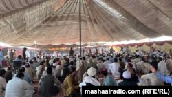 د پي ټي اېم په کوربه توب د جرګې تر خیمو لاندې ګڼ خلک ناست دي - د اکتوبر ۱۳مې انځور. 