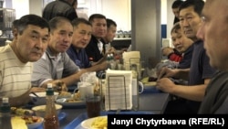 Столовая предприятия "Кумтор", 2 июля 2012 года.