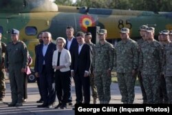 Урсула фон дер Ляйен, президент Румынии Никушор Дан на авиабазе НАТО в Константе, Румыния, 1 сентября 2025 года