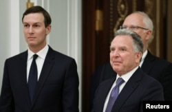 Стив Виткофф, фиристодаи хос (рост) ва Ҷейред Кушнер, домоди раисҷумҳури Амрико Доналд Трамп (чап) рӯзи сешанбе дар Маскав бо Владимир Путин мулоқот карданд